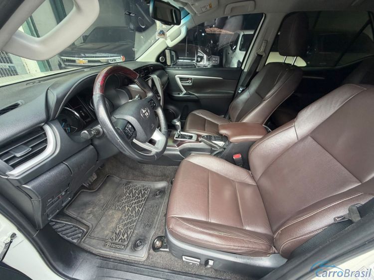 MV Automóveis | Hilux 2.8 SRX 4X4 7 LUGARES 16V TURBO INTERCOOLER DIESEL 4P AUTOMÁTICO 17/18 - foto 8