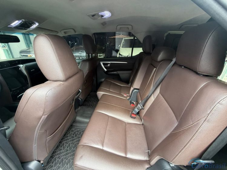 MV Automóveis | Hilux 2.8 SRX 4X4 7 LUGARES 16V TURBO INTERCOOLER DIESEL 4P AUTOMÁTICO 17/18 - foto 9