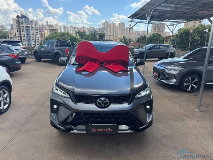 Benetão Veículos | Hilux 2.8 D-4D TURBO DIESEL DIAMOND 7L 4X4 AUTOMÁTICO 23/24 - foto 1