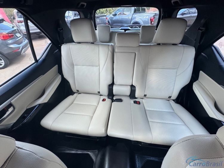Benetão Veículos | Hilux 2.8 D-4D TURBO DIESEL DIAMOND 7L 4X4 AUTOMÁTICO 23/24 - foto 7