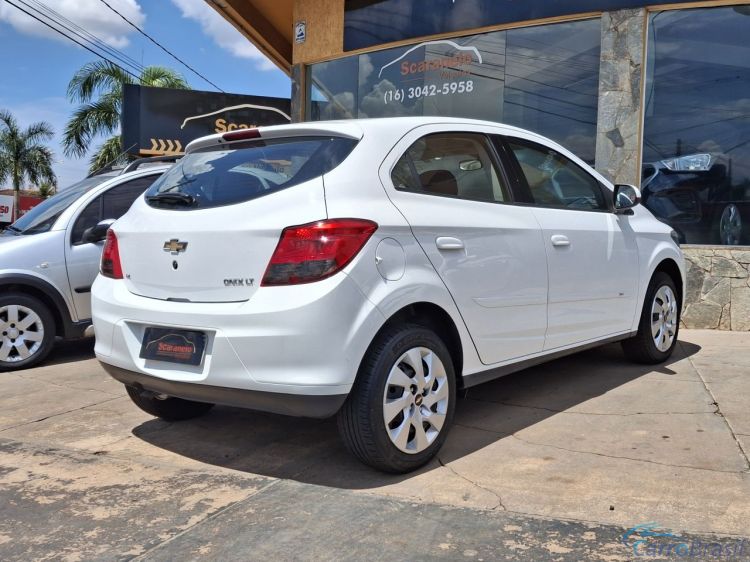 Scaranelo Veculos | Onix HATCH LT 1.4 8V FlexPower 5p Mec. 13/13 - foto 5