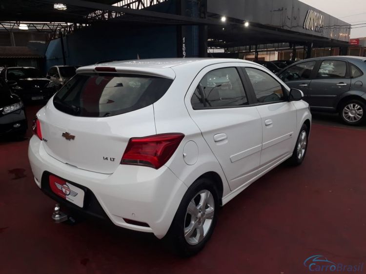 Automvel & Cia | Onix 1.4 MPFI LT 8V FLEX 4P MANUAL 18/19 - foto 2