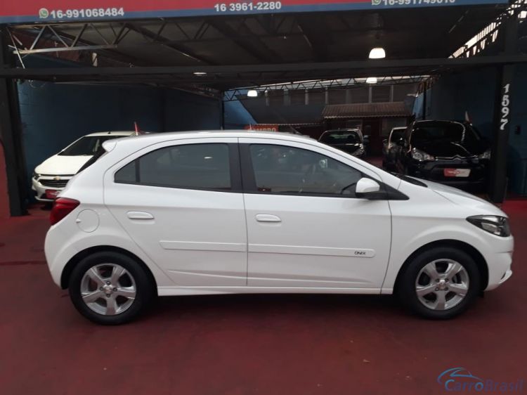 Automvel & Cia | Onix 1.4 MPFI LT 8V FLEX 4P MANUAL 18/19 - foto 5
