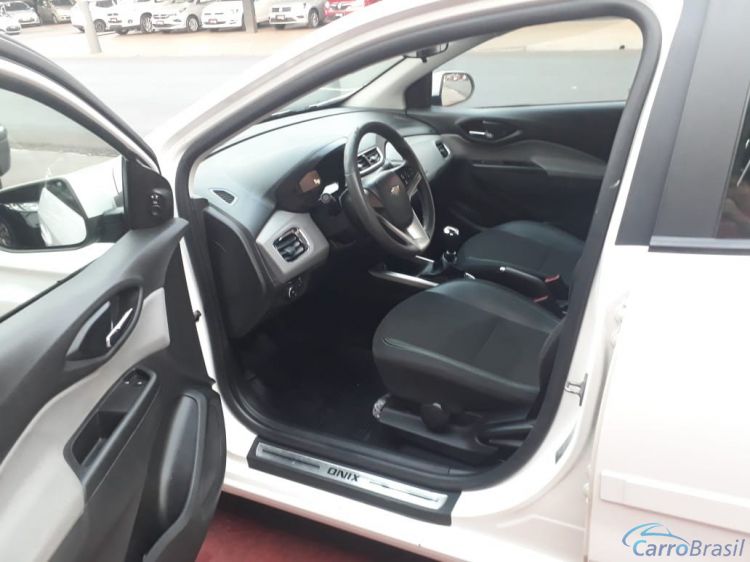 Automvel & Cia | Onix 1.4 MPFI LT 8V FLEX 4P MANUAL 18/19 - foto 7