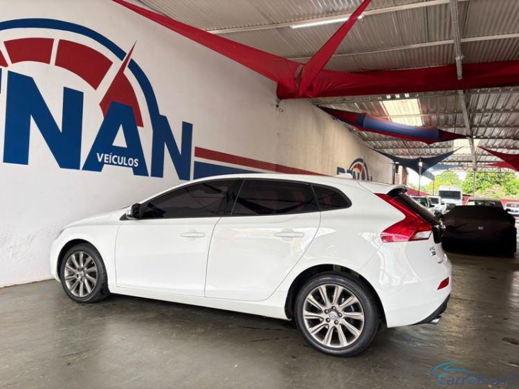 Renan Veículos | V 40 T3 Kinetic 1.5 Aut. 4P. 15/16 - foto 2