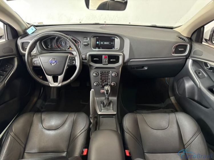 Renan Veículos | V 40 T3 Kinetic 1.5 Aut. 4P. 15/16 - foto 3