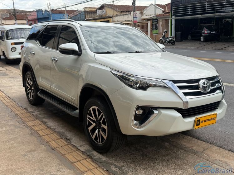 MV Automóveis | Hilux 2.8 SRX 4X4 7 LUGARES 16V TURBO INTERCOOLER DIESEL 4P AUTOMÁTICO 17/18 - foto 2