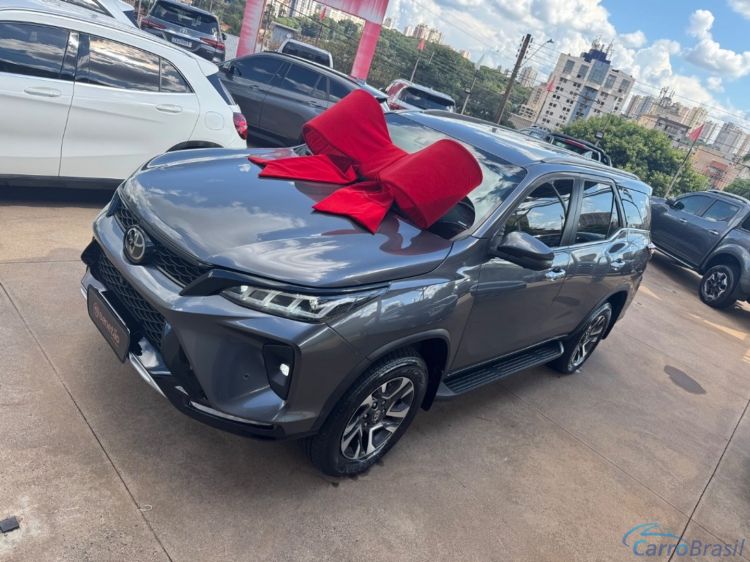 Benetão Veículos | Hilux 2.8 D-4D TURBO DIESEL DIAMOND 7L 4X4 AUTOMÁTICO 23/24 - foto 2