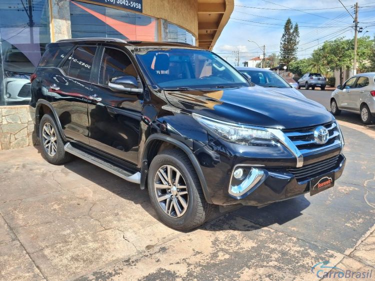 Scaranelo Veículos | Hilux SW4 SRX 4x4 2.8 TDI 16V Dies. Aut. 17/17 - foto 3